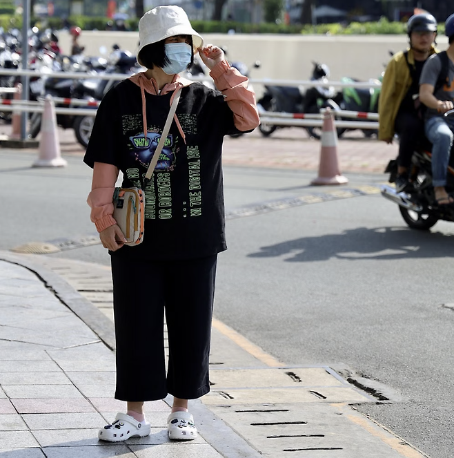 뛰어난 통기성과 가벼움, 편안한 쿠션감을 무기로 '국민템' 반열에 오른 크록스(Crocs)가 장시간 착용 시 족부 건강을 위협할 수 있다는 전문가 경고가 나왔다. 펙셀스