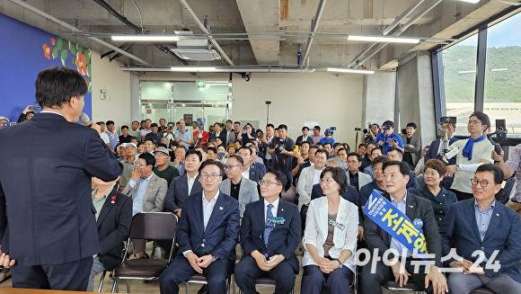해남·완도·진도 지역위원회를 찾은 김민석 더불어민주당 당대표 후보가 당원들의 환영 속에 발언을 이어가고 있다. [사진=한승엽기자]