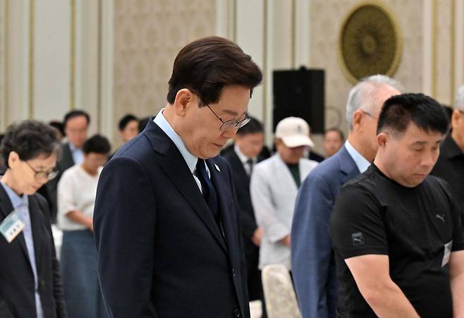 이재명 대통령이 7일 청와대에서 열린 진실화해위 3기 출범 계기 국가폭력 피해자 위로오찬에서 묵념을 하고 있다. [청와대사진기자단]