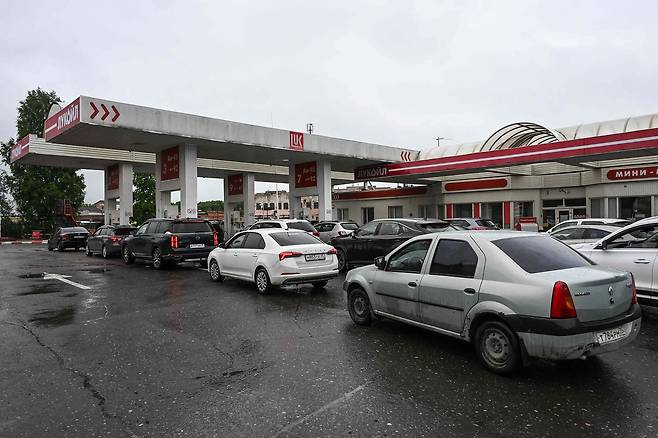 지난달 14일(현지시간) 러시아 볼로그다의 루코일(Lukoil) 주유소에서 시민들이 차량에 기름을 넣기 위해 줄을 서 있다. AFP=연합뉴스