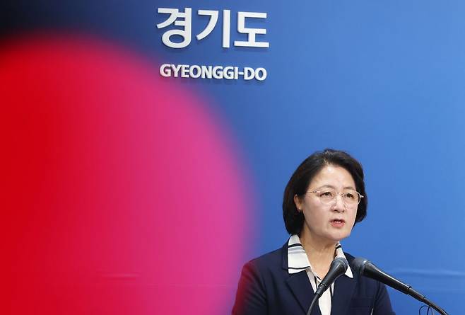 추미애 경기도지사가 지난 5일 경기도 수원시 경기도청에서 '경기도 재정 비상 상황' 선언 기자회견을 하고 있다. 연합뉴스