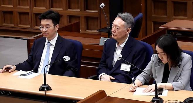법정에 출석한 윤석열 전 대통령과 변호인단 / 사진=연합뉴스