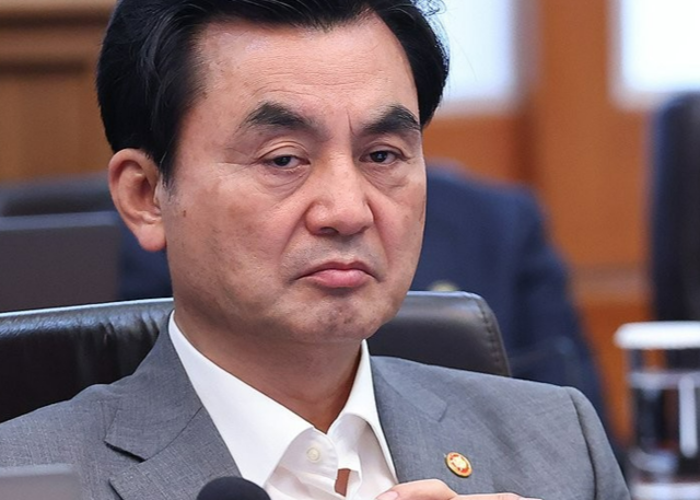 안규백 국방부 장관이 청와대에서 열린 국무회의에서 이재명 대통령 발언을 듣고 있다. 연합뉴스