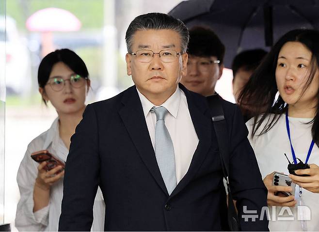 [서울=뉴시스] 김금보 기자 = 2차 종합특검팀(특별검사 권창영)이 7일 유병호 감사원 감사위원을 직권남용 권리행사 방해 등 혐의로 구속 기소했다. 사진은 유 감사위원이 지난달 20일 구속 전 피의자 심문(영장실질심사)을 받기 위해 서울중앙지법에 출석하는 모습. (공동취재) 2026.08.07. photo@newsis.com