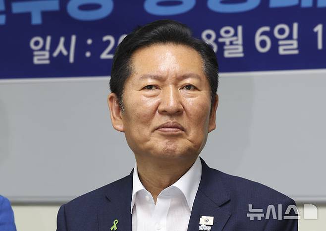 [서울=뉴시스] 김근수 기자 = 정청래 더불어민주당 당대표 후보가 지난 6일 오후 서울 마포구 보훈회관에서 열린 장애인 및 북한 이탈주민의 기본권 보장을 위한 정책 간담회에서 발언하고 있다. 2026.08.06. ks@newsis.com