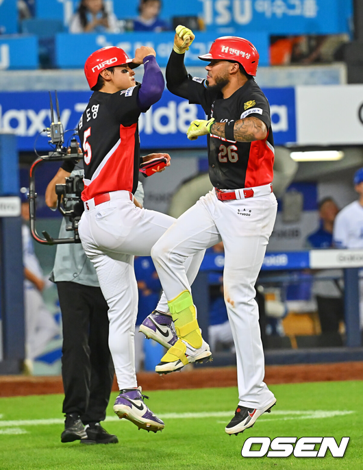[OSEN=대구, 이석우 기자] 30일 대구삼성라이온즈파크에서 2026 신한 SOL KBO 리그 삼성 라이온즈와 KIA 타이거즈의 경기가 열렸다.홈팀 삼성은 페덱이, 방문팀 KIA는 네일이 선발 출전했다.KIA 타이거즈 카스트로가 7회초 2사 1루 좌월 2점 홈런을 치고 세리머니를 하고 있다. 2026.07.30 / foto0307@osen.co.kr