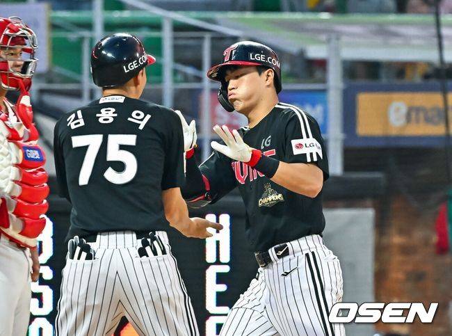 [OSEN=인천, 민경훈 기자]4회초 2사 LG 천성호가 우월 동점 솔로 홈런을 때린 후 홈을 밟고 있다. 2026.08.04 / rumi@osen.co.kr
