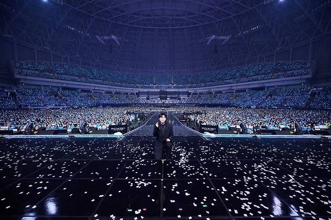지난 2월 부산에서 개최된 전국투어 콘서트&nbsp;‘IM HERO’에서 임영웅이 팬들과 함께 사진을 찍고 있다. 임영웅 인스타그램 캡처