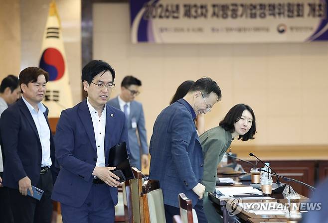 제3차 지방공기업정책위원회 참석하는 김민재 차관 (서울=연합뉴스) 김민재 행정안전부 차관이 6일 서울 종로구 정부서울청사에서 열린 '2026년 제3차 지방공기업정책위원회'에 참석하고 있다. 2026.8.6 [행정안전부 제공. 재판매 및 DB 금지] photo@yna.co.kr