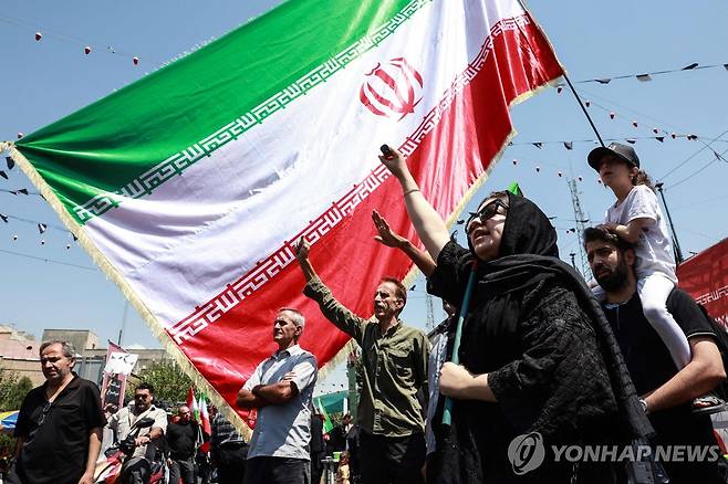 이란 국기를 흔드는 테헤란 시민들 [AFP=연합뉴스자료사진 재판매 및 DB 금지]