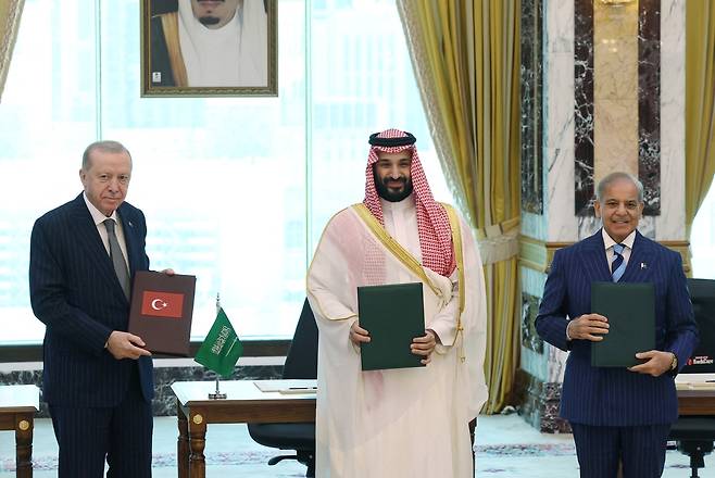 튀르키예·사우디·파키스탄, 공동방위조약 체결  [Turkish Presidential Press Office 제공. 로이터=연합뉴스. 재판매 및 DB 금지]