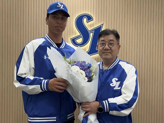 삼성 유정근 대표이사와 포즈를 취한 미야모리 사토시(왼쪽). 사진제공=삼성 라이온즈