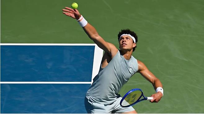 벤 셸턴의 서브. ATP 투어