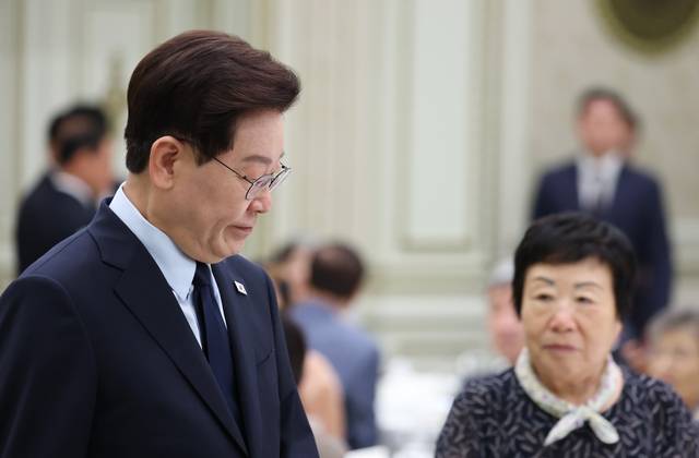 이재명 대통령이 지난 7일 청와대 영빈관에서 열린 진실화해위 3기 출범 계기 국가폭력 피해자 위로 오찬에 입장하고 있다. 연합뉴스