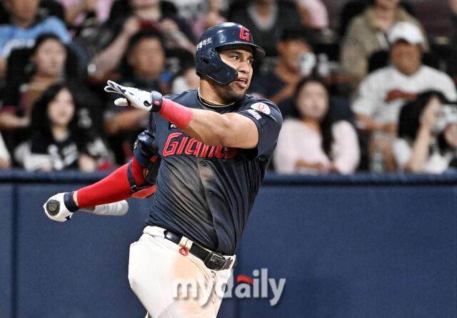 20일 오후 서울 고척스카이돔에서 진행된 '2026 프로야구 KBO리그' 키움히어로즈와 롯데자이언츠의 경기. 롯데 레이예스가 7회초 1사 1,2루서 1타점 적시타를 터뜨리고 있다./송일섭 기자