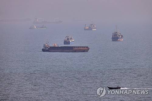 지난 5일(현지시간) 호르무즈 해협에 떠 있는 배들 [ISNA via AP/연합뉴스 자료사진. 재판매 및 DB 금지]