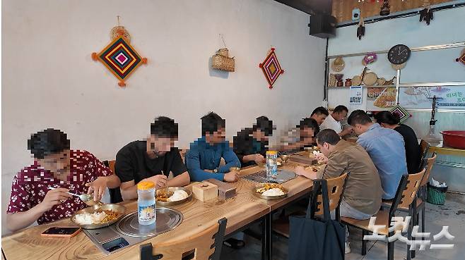 전주의 한 이주노동자 쉼터에서 식사를 하고 있는 네팔 이주노동자들. 기사와 직접적인 관계 없음. 김현주PD