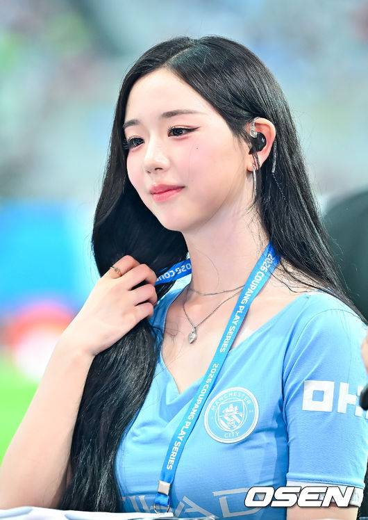 [OSEN=서울월드컵경기장, 민경훈 기자] 5일 오후 서울월드컵경기장에서 ‘2026 쿠팡플레이 시리즈’ 팀 K리그와 맨체스터 시티(맨시티)의 경기가 진행됐다.맨시티는 엘링 홀란과 로드리 등 일부 주축 선수가 2026 국제축구연맹(FIFA) 북중미월드컵 이후 휴식으로 한국 투어에 참가하지 않았다. 필 포든과 잔루이지 돈나룸마, 니코 곤살레스, 제레미 도쿠 등이 한국을 찾았다.트리플에스 김채연이 인터뷰를 하고 있다. 2026.08.05 / rumi@osen.co.kr