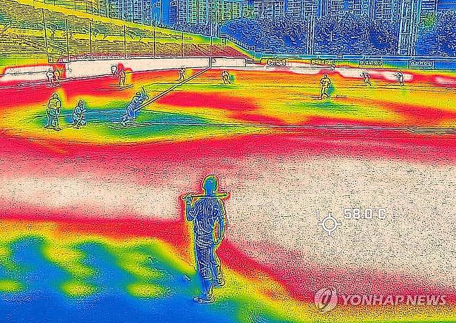 그라운드는 벌써 58도 (서울=연합뉴스) 김성민 기자 = 극한 폭염 예보에 따라 제54회 봉황대기 전국고교야구대회가 개막일인 7일 오전 경기만 진행한다. 
    이날 서울 양천구 목동야구장에서 열린 봉황대기 야로고등학교와 제주고등학교의 경기를 열화상카메라로 촬영한 모습. 온도가 높을수록 붉은색, 낮을수록 푸른색으로 표시되고 있다. 2026.8.7 ksm7976@yna.co.kr