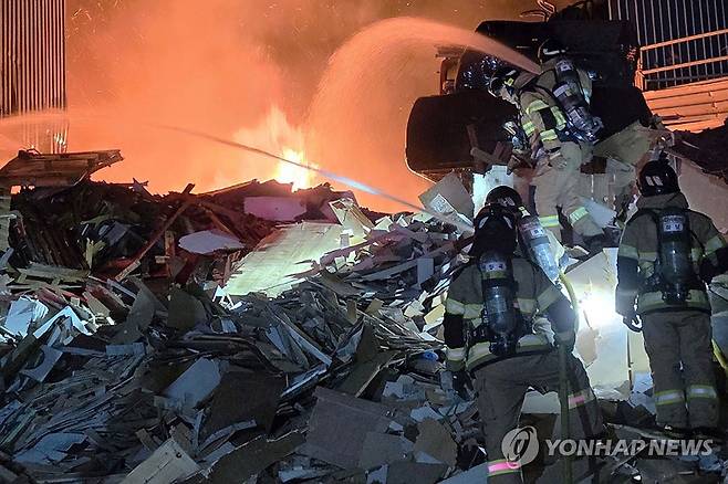 물로 불과 싸우는 소방관 (전남광주=연합뉴스) 전남광주 광산구 장록동 한 폐기물처리업체에서 지난 7일 불이 나 소방관들이 물을 뿌리며 불길을 잡고 있다. 2026.8.8 [독자 제공. 재판매 및 DB 금지] mhk0226@yna.co.kr