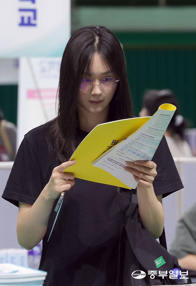 한 입시생이 대학 책자를 살펴보고 있다. 임채운기자