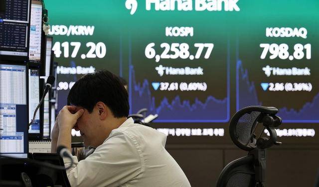 7일 서울 중구 하나은행 본점 딜링룸 현황판에 코스피 지수를 비롯한 주요 지수가 표시되고 있다. 이날 코스피 지수는 전 거래일 대비 37.61포인트(0.60%) 내린 6258.77에 장을 마감했다. 코스닥 지수는 전장보다 2.86포인트(0.36%) 내린 798.81로 거래를 마쳤다. [사진=연합뉴스]