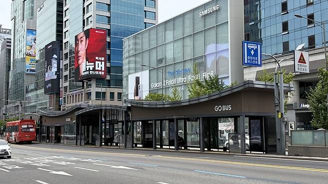 ▲9일 서울특별시 마포구 홍대입구역 앞 버스 정류장. 자동문이 설치되어 있지만, 모든 문이 열린 상태로 있었다. 내부에는 에어컨이 가동되고 있다. [사진=최태현 기자]