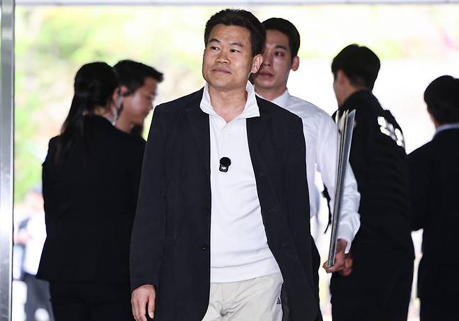 전한길 씨가 지난 4월 서울중앙지법 구속 전 피의자 심문에 출석하는 모습 (사진 출처: 뉴스1)