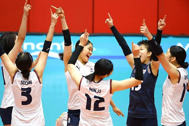U-17 여자 배구 대표팀이 9일(한국시간) 이탈리아와의 세계선수권 경기에서 세리머니를 펼치고 있다. (국제배구연맹 홈페이지 캡처)