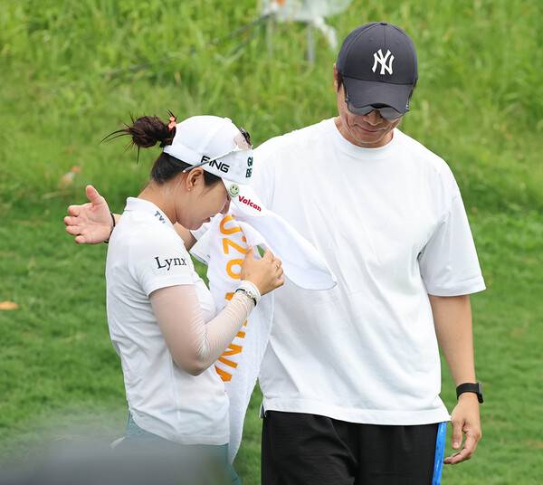 2026년 한국여자프로골프(KLPGA) 투어 제13회 제주삼다수 마스터스 우승을 차지한 장은수 프로와 소속 매니지먼트사 대표. 사진제공=KLPGA (사진을 무단으로 사용하지 마십시오.)