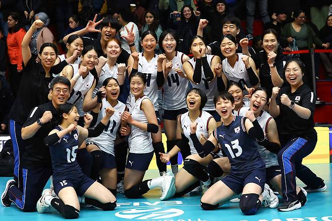 17세 이하 여자 배구 대표팀이 9일(한국시간) 세계선수권에서 이탈리아를 꺾은 뒤 환한 표정으로 기념사진을 촬영하고 있다. 사진=FIVB