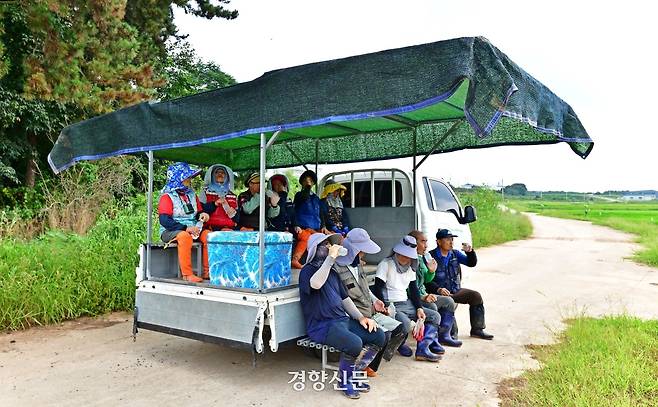 전남광주종자관소 소속 노동자들이 작업 현장 인근에 설치된 ‘이동식 원두막’에서 휴식을 취하고 있다. 전남광주종자관리소 제공.