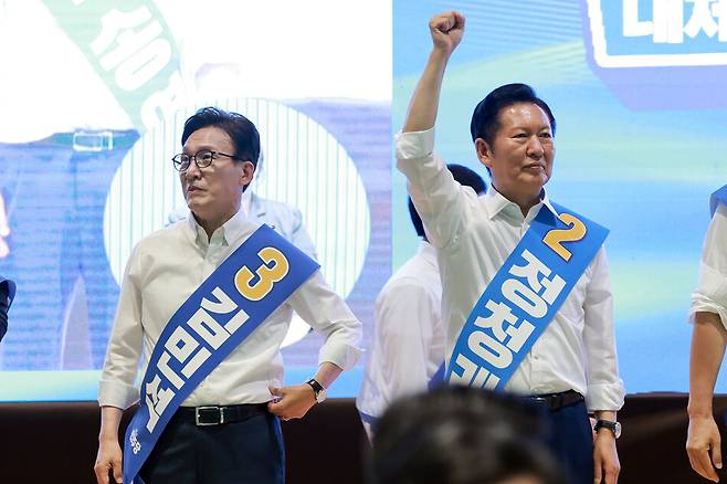 김민석(왼쪽)· 정청래 더불어민주당 당대표 후보가 9일 강원도 횡성국민체육센터에서 열린 민주당 당대표·최고위원 후보자 강원 합동연설회에서 기념 촬영을 준비하고 있다. 연합뉴스