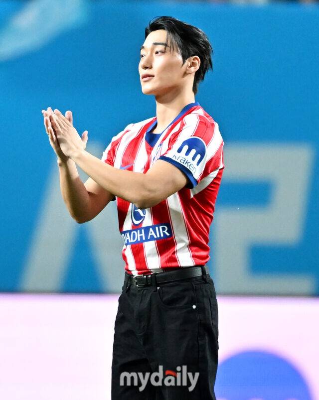 9일 오후 서울 상암동 서울월드컵경기장에서 진행된 2026 쿠팡플레이 시리즈 맨체스터 시티와 아틀레티코 마드리드의 경기. 그룹 에이티즈의 산이 시축을 마친 뒤 인사를 하고 있다./송일섭 기자(andlyu@mydaily.co.kr)