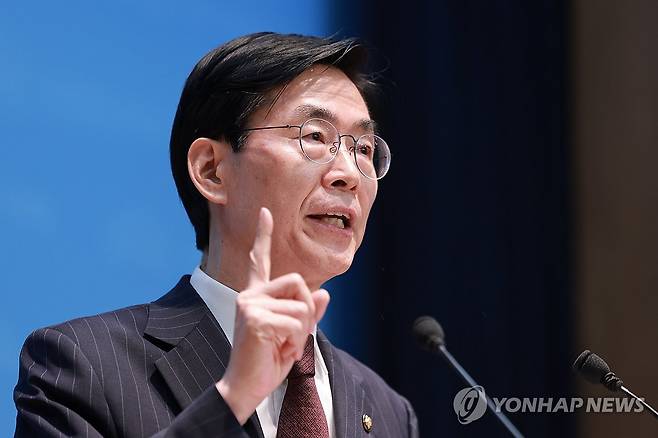 국민의힘 조경태 의원, 윤리위원장 사퇴 촉구 (서울=연합뉴스) 신현우 기자 = 국민의힘 조경태 의원이 5일 국회 소통관에서 국민의힘 윤민우 윤리위원장 사퇴와 윤리위 재구성, 한동훈 의원에 대한 제명 징계 철회 등을 촉구하고 있다. 2026.8.5 nowwego@yna.co.kr