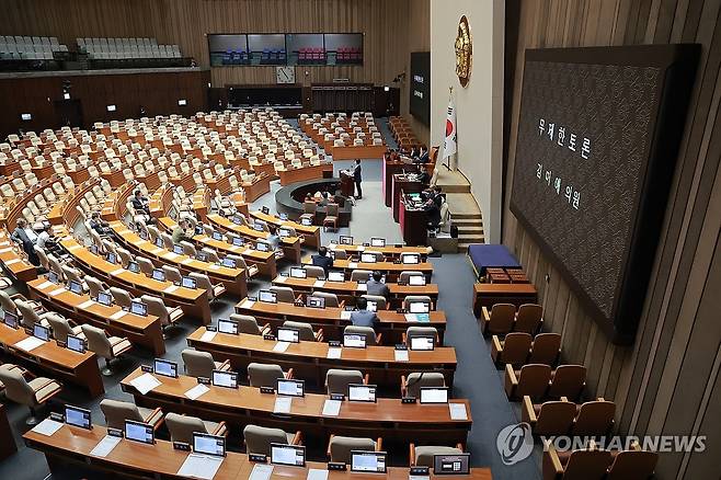 국회법 개정안 필리버스터하는 국민의힘 김미애 의원 (서울=연합뉴스) 신현우 기자 = 국민의힘 김미애 의원이 31일 국회에서 열린 7월 임시국회 제3차 본회의에서 패스트트랙 안건 심사 기한을 최장 330일에서 90일로 단축하는 내용의 국회법 개정안에 대해 필리버스터(무제한 토론을 통한 합법적인 의사진행 방해)를 하고 있다. 2026.7.31 nowwego@yna.co.kr