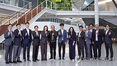 이해진 의장 등 네이버 경영진과 젠슨 황 엔비디아 CEO 회동 (서울=연합뉴스) 24일(현지시간) 미국 캘리포니아주 산타클라라에 위치한 엔비디아 엔데버 빌딩 로비에서 엔비디아 창립자 겸 CEO 젠슨 황(왼쪽 여섯번째)과 네이버의 이해진 의장(왼쪽 일곱번째), 최수연 대표(왼쪽 다섯번째)가 양사 관계자들과 함께 기념사진을 촬영하고 있다. 2026.7.25 [엔비디아 제공. 재판매 및 DB 금지]
     photo@yna.co.kr