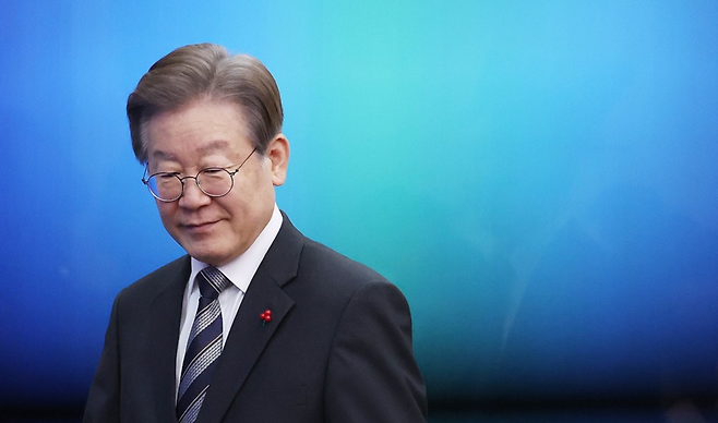 이재명 대통령 국정 지지율이 취임 첫 주 58.6%에서 2026년 8월 첫째 주 43.3%로 하락했다. 4월 최고치 65.5%와 비교하면 넉 달 만에 22.2%포인트 빠졌다. /연합뉴스