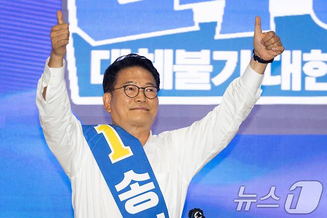 송영길 더불어민주당 당대표 후보가 9일 강원 횡성군 횡성국민체육센터에서 열린 더불어민주당 당대표 및 최고위원 선출을 위한 강원 순회경선 합동연설회에서 당원들을 향해 손을 들어 보이고 있다. 2026.8.9 ⓒ 뉴스1 유승관 기자