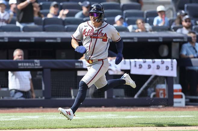Aug 9, 2026; Bronx, New York, USA;  Atlanta Braves pinch runner Ha-Seong Kim (7) scores in the tenth inning against the New York Yankees at Yankee Stadium. Mandatory Credit: Wendell Cruz-Imagn Images        <저작권자(c) 연합뉴스, 무단 전재-재배포, AI 학습 및 활용 금지>