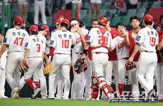 4일 인천SSG랜더스필드에서 열린 SSG와 LG의 경기. 승리한 SSG 선수들이 기뻐하고 있다. 인천=박재만 기자 pjm@sportschosun.com/2026.08.04/