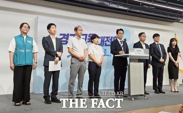 10일 오전 경기도교육청 남부청사 2층 컨퍼컨스룸에서 안민석 경기도교육감이 기자회견을 열고 교권보호전담관 300명 선발과 확대 운영 계획을 설명하고 있다. /박아론 기자