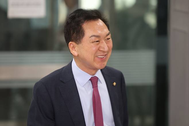 김건희 여사에게 선거 지원 대가로 260만원대 로저비비에 가방을 선물한 혐의로 기소된 국민의힘 김기현 의원이 지난 5월 22일 서울 서초구 서울중앙지법에서 열린 첫 공판에 출석하고 있다. 연합뉴스