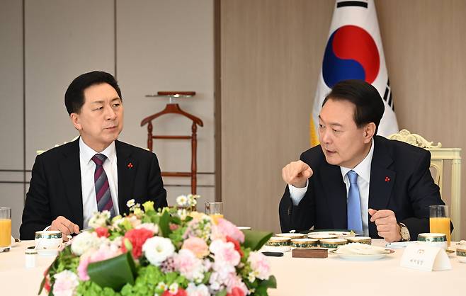 윤석열(오른쪽) 전 대통령이 2023년 5월 당시 국민의힘 김기현 대표 등 지도부와 비공개 오찬을 하고 있다. 뉴스1