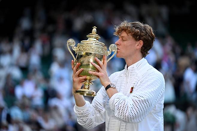 <YONHAP PHOTO-2710> (260713) -- LONDON, July 13, 2026 (Xinhua) -- Jannik Sinner of Italy kisses his trophy after winning the men's singles final against Alexander Zverev of Germany at the Wimbledon Tennis Championships in London, Britain, July 12, 2026. (Xinhua/Li Ying)/2026-07-13 11:56:28/<저작권자 ⓒ 1980~2026 ㈜연합뉴스. 무단 전재 재배포 금지, AI 학습 및 활용 금지>