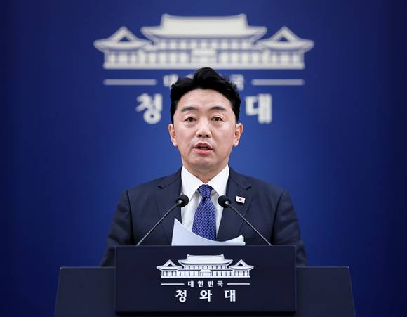 강훈식 비서실장이 10일 청와대 춘추관에서 이날 열린 메가프로젝트 민관합동 제2차 점검회의 결과 브리핑을 하고 있다. 2026.8.10 [사진=연합뉴스]