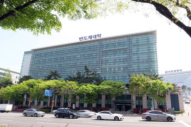 가천대학교가 내년 3월 국내 최초로 반도체 설계 실무에 특화한 ‘AI 반도체설계 전문대학원’을 설립한다다고 10일 밝혔다. 사진 가천대