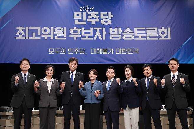 더불어민주당 최고위원 후보들이 지난 3일 경기 부천시 OBS경인TV에서 열린 최고위원 후보자 방송토론회에 참석해 기념 촬영하고 있다. (왼쪽부터) 한민수·임미애·김용·서미화·박선원·최민희·이성윤·김영호 후보. 국회사진기자단
