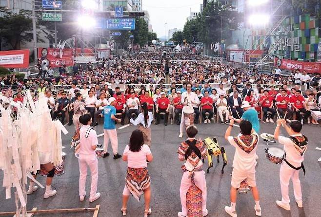 2023년 8월 제1회 ‘0시축제‘ 폐막식에 관광객이 운집해 있다. 쿠키뉴스DB