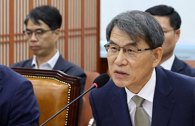 노태악 전 중앙선거관리위원장이 10일 국회에서 정회된 ‘제9회 전국동시지방선거 투표용지 부족 사태 등 국민 참정권 침해 진상규명 및 선거관리 개혁을 위한 국정조사 특별위원회’ 제3차 청문회에서 발언하고 있다. [연합뉴스]